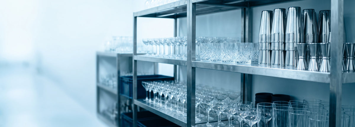 BWA, matériel de bar professionnel aux meilleurs prix : étagères en inox remplies de verres de bar, shakers et jiggers en grande quantité