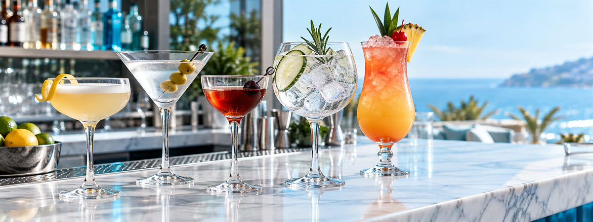 Verres à cocktails professionnels BWA pour CHR, hôtels et restaurants sur un comptoir en marbre